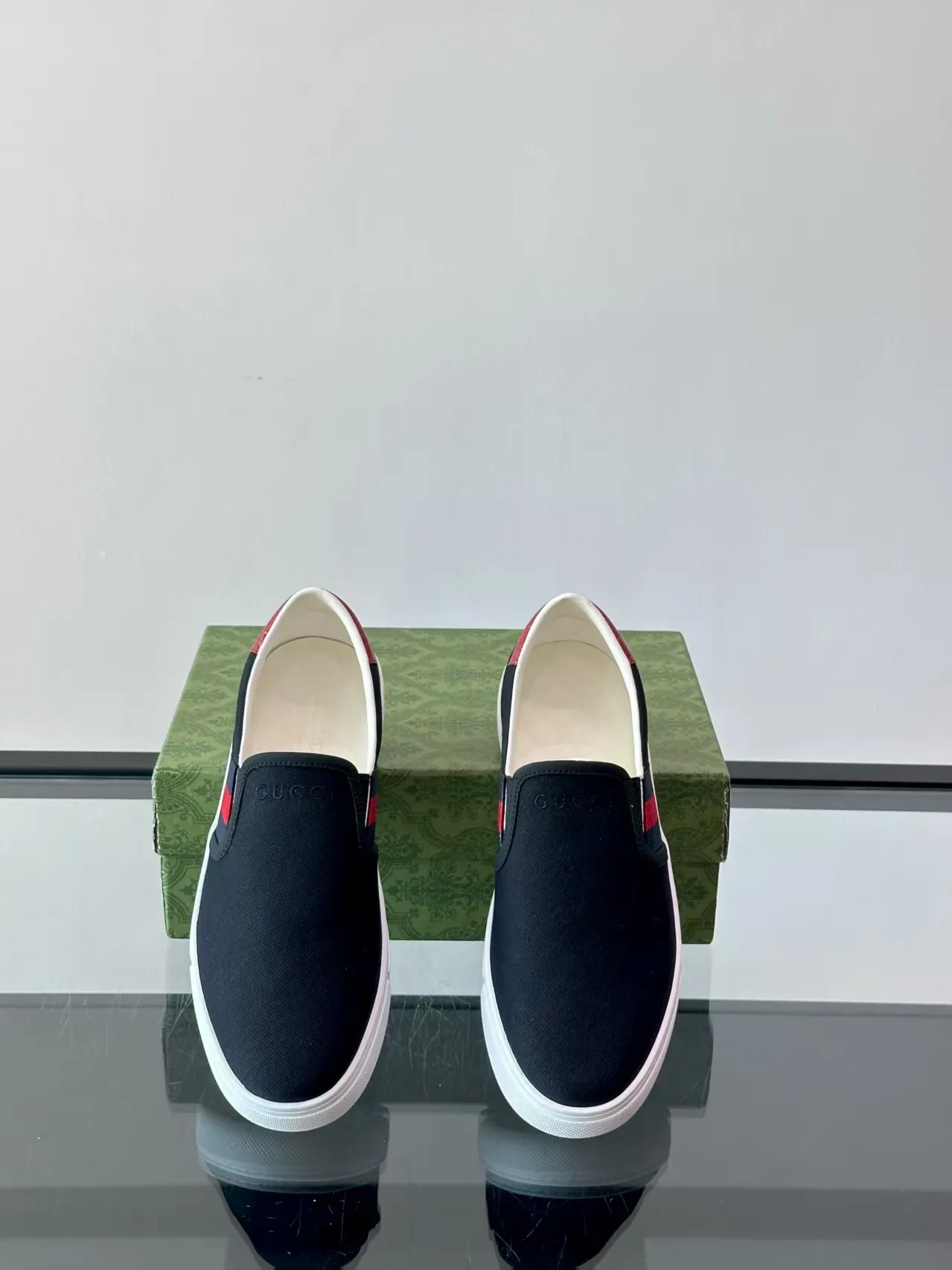 P380 new men's shoes GUCCI [Lightning] latest shoes are shipped. Original quality, fashionable, made of special materials, sheepskin lining, brand new packaging. The foot feels super comfortable and the workmanship is impeccable. Size: 38-45